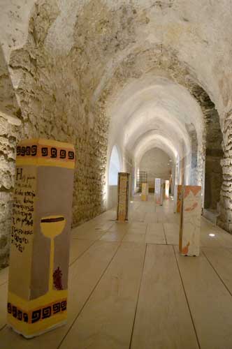 Musée de l'Abbaye Saint-Claude Exposition Fausses Archéologies 2011
Projet pluridisciplinaire 
arts plastiques  latin  éducation musicale 
mené avec les élèves 
de 3e option langues anciennes  
du collège du Pré SaintSauveur 
et Sandrine Rongier 
peintre en décor du patrimoine